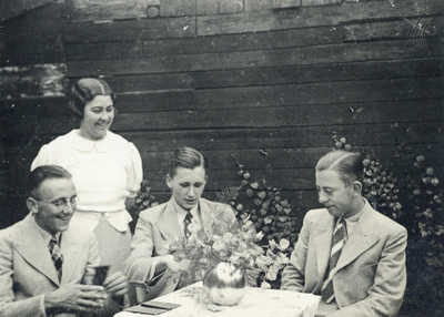 602851 Afbeelding van Jan Disco (links) met (vermoedelijk) zijn vrouw, Karel van Steenwijk (midden) en vermoedelijk nog ...